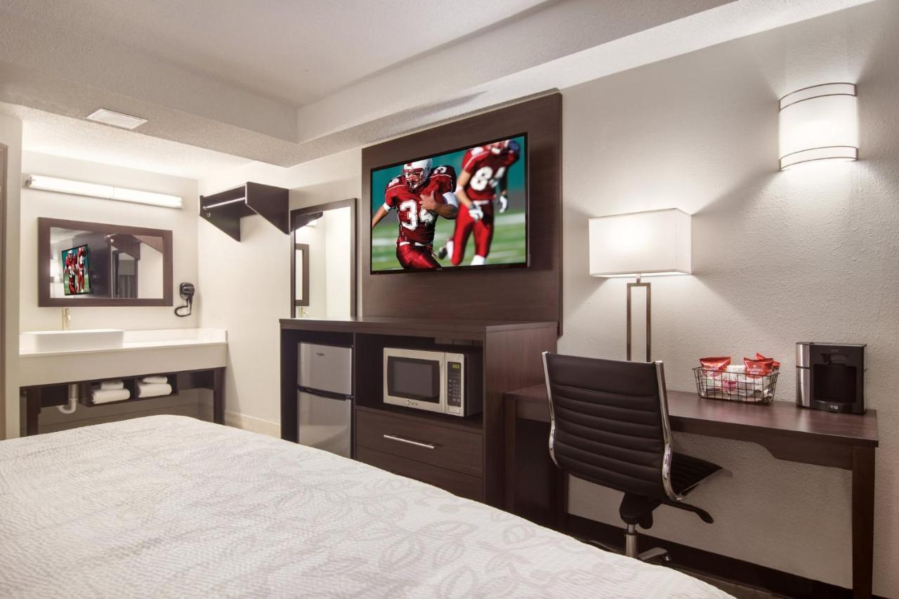 Red Roof Inn Plus & Suites ايري المظهر الخارجي الصورة