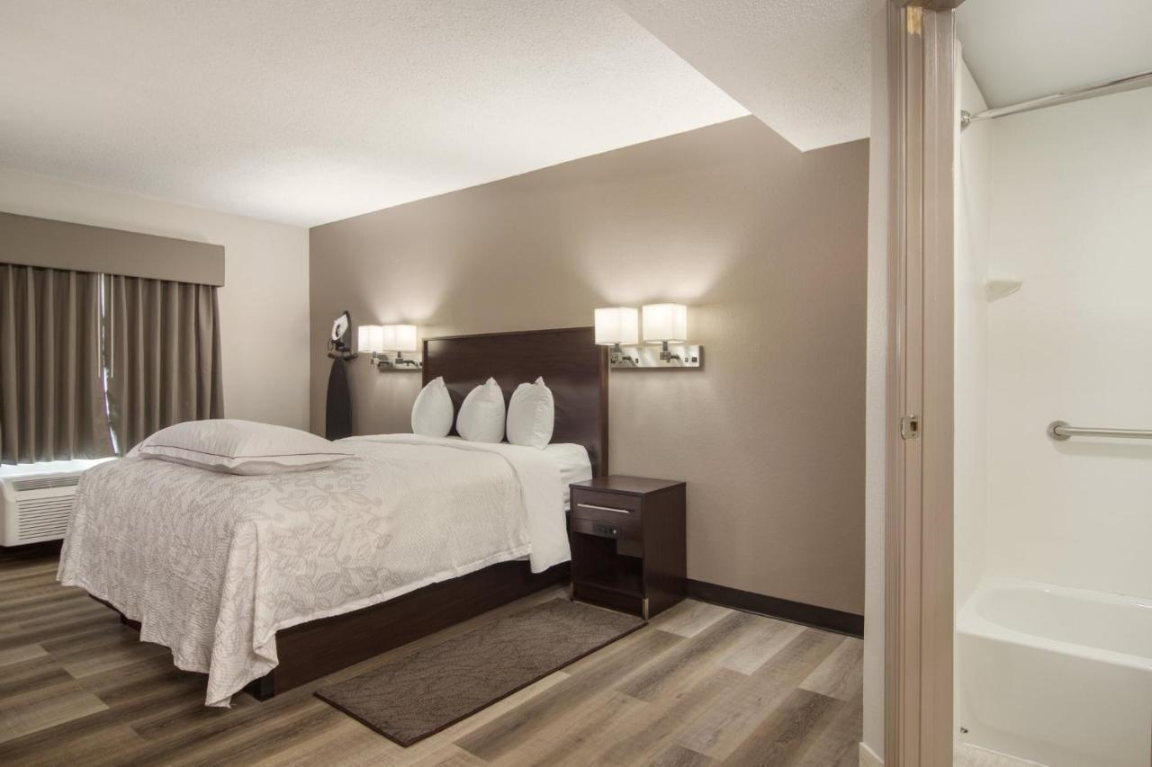 Red Roof Inn Plus & Suites ايري المظهر الخارجي الصورة