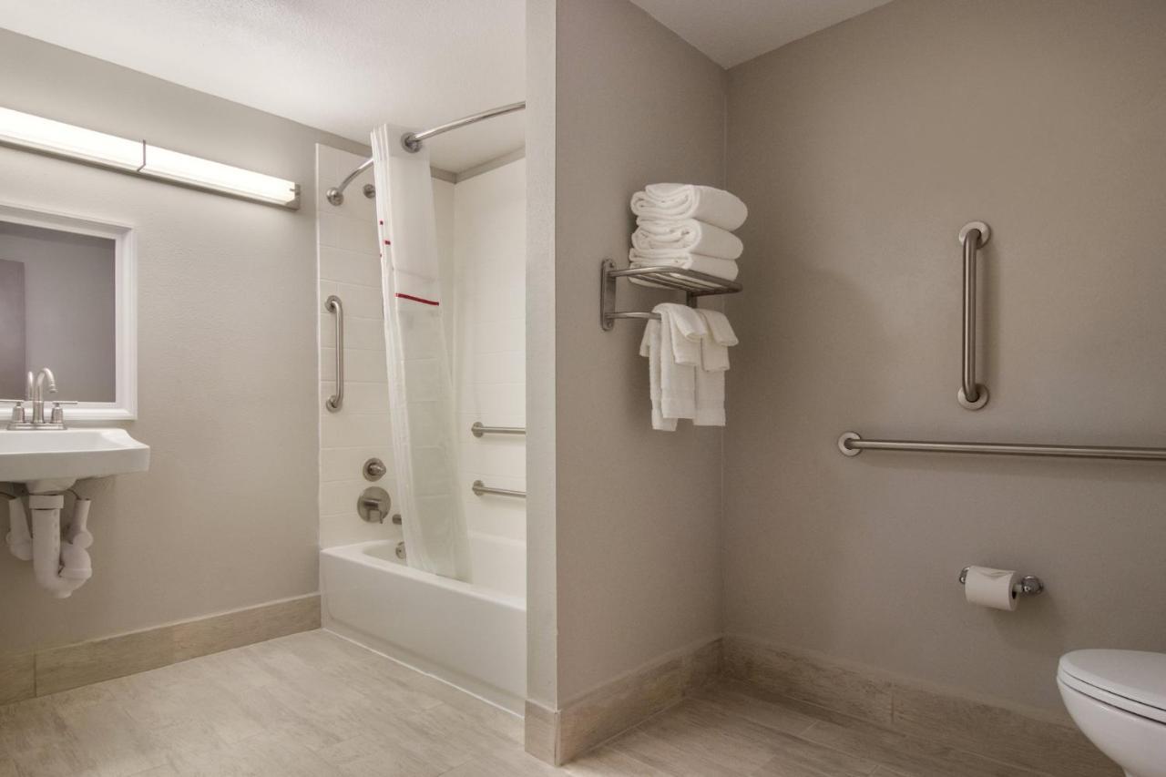 Red Roof Inn Plus & Suites ايري المظهر الخارجي الصورة