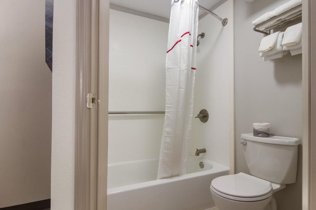 Red Roof Inn Plus & Suites ايري المظهر الخارجي الصورة