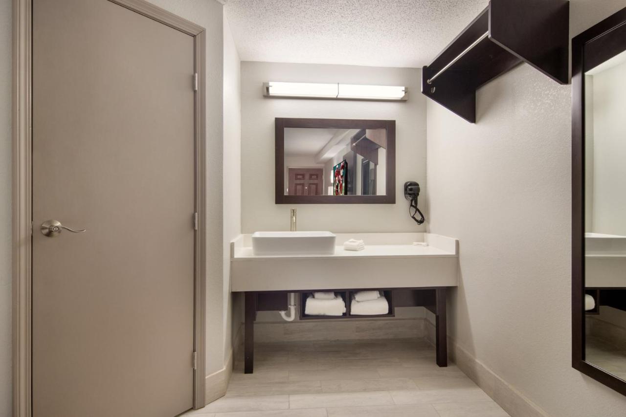 Red Roof Inn Plus & Suites ايري المظهر الخارجي الصورة