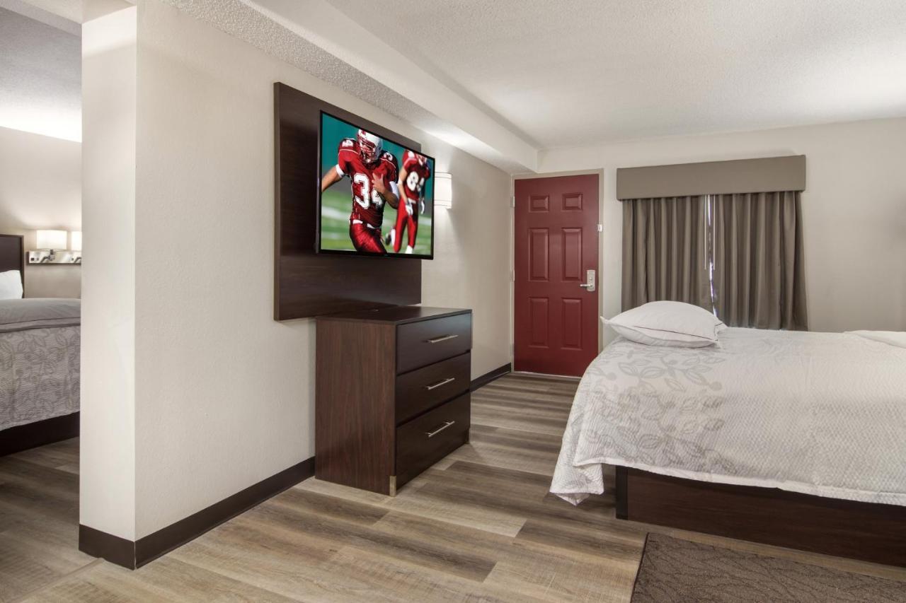 Red Roof Inn Plus & Suites ايري المظهر الخارجي الصورة