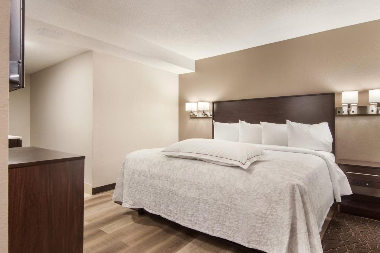 Red Roof Inn Plus & Suites ايري المظهر الخارجي الصورة
