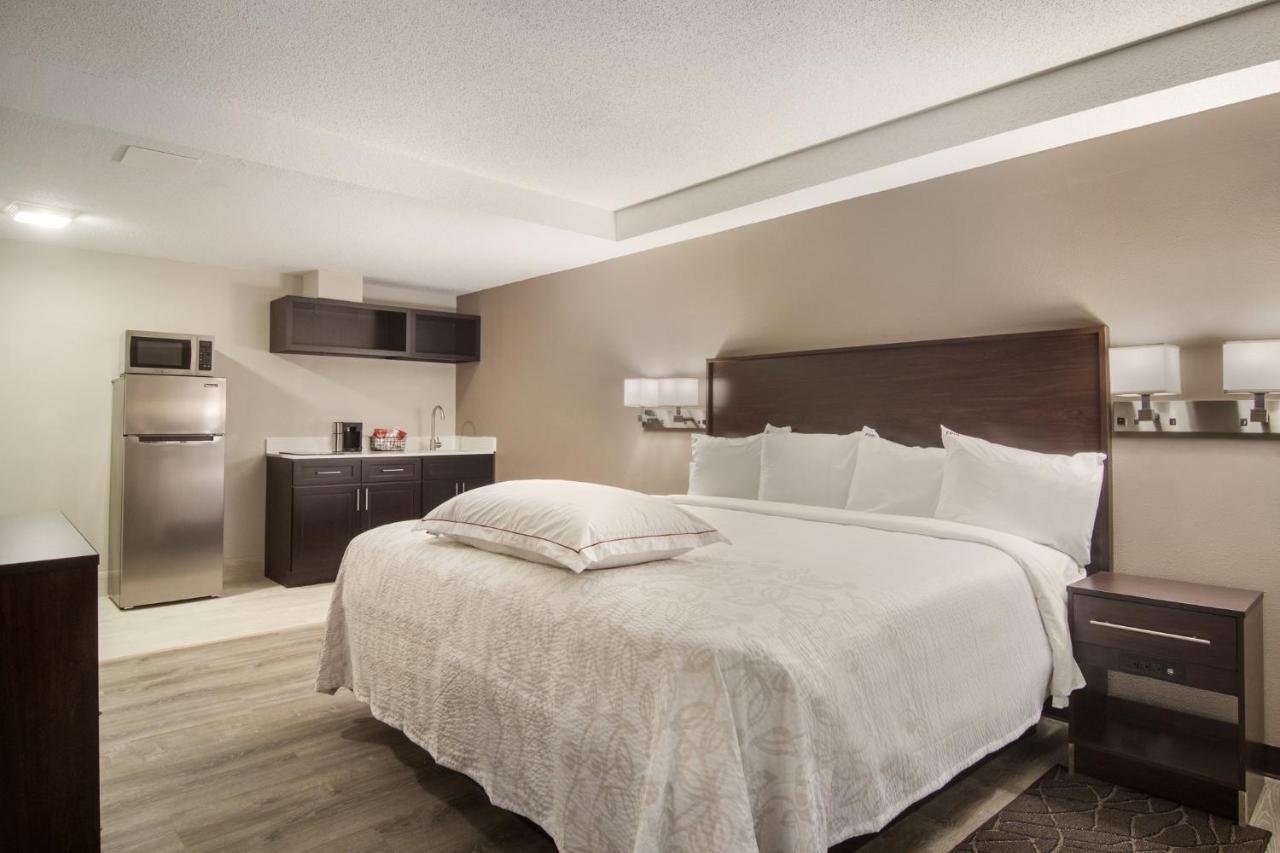 Red Roof Inn Plus & Suites ايري المظهر الخارجي الصورة